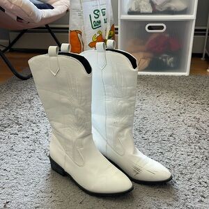 Women’s size 7 white cowgirl boots!!